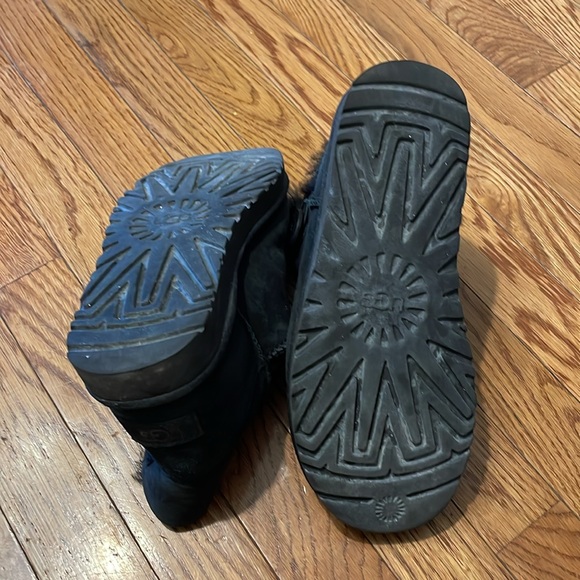 UGG Mini Bailey Button II- Short Black - Picture 7 of 11